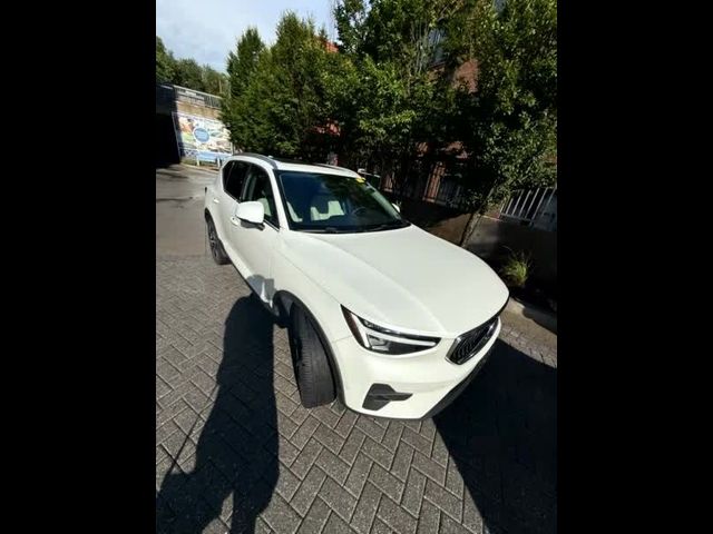 2024 Volvo XC40 Plus Bright Theme