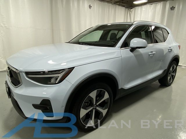 2024 Volvo XC40 Plus Bright Theme