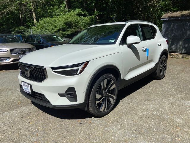 2024 Volvo XC40 Plus Bright Theme