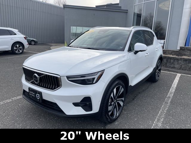 2024 Volvo XC40 Plus Bright Theme