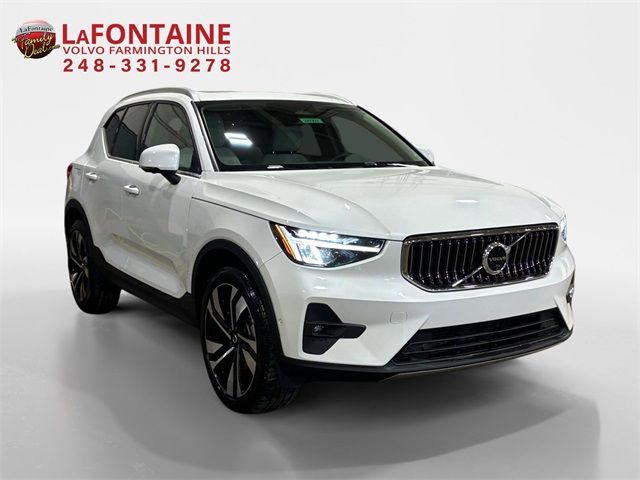 2024 Volvo XC40 Plus Bright Theme