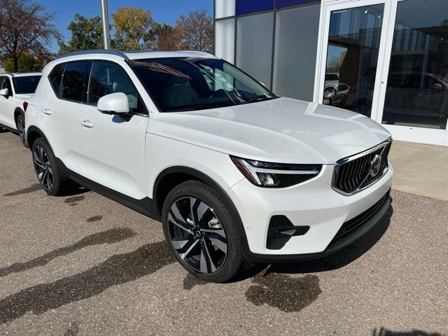 2024 Volvo XC40 Plus Bright Theme