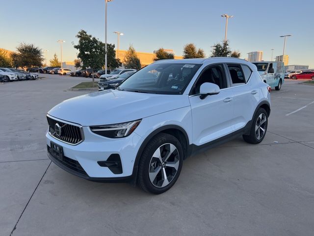 2024 Volvo XC40 Plus Bright Theme