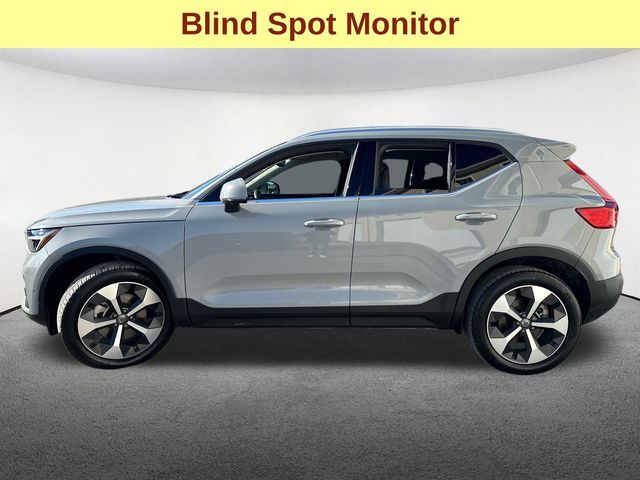 2024 Volvo XC40 Plus Bright Theme