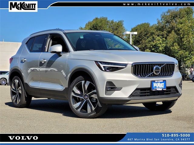 2024 Volvo XC40 Plus Bright Theme