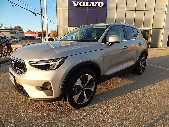 2024 Volvo XC40 Plus Bright Theme