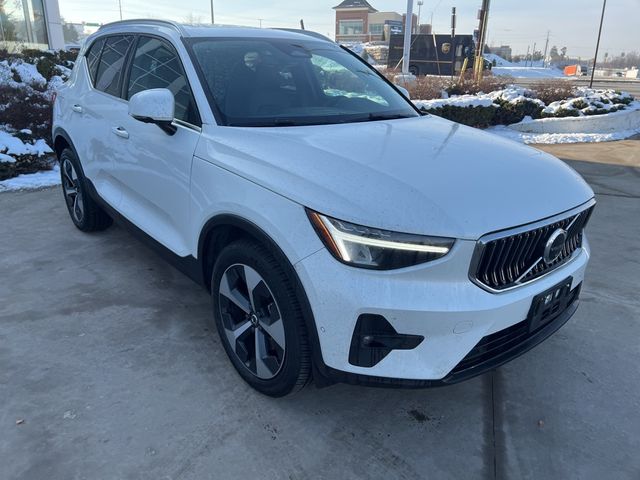 2024 Volvo XC40 Plus Bright Theme