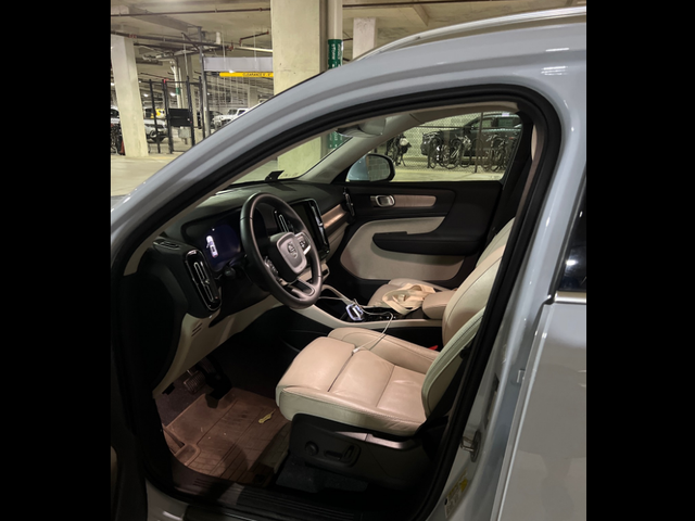 2024 Volvo XC40 Plus Bright Theme