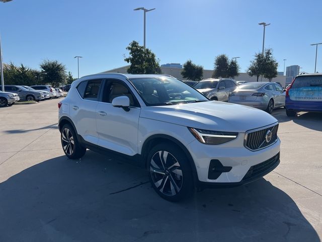 2024 Volvo XC40 Plus Bright Theme