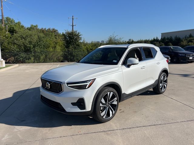 2024 Volvo XC40 Plus Bright Theme