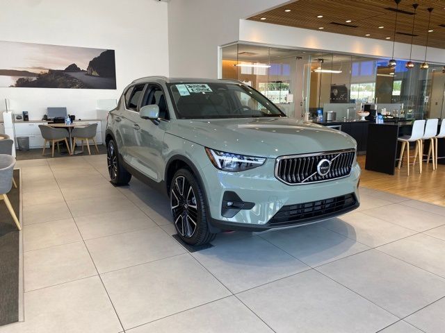 2024 Volvo XC40 Plus Bright Theme