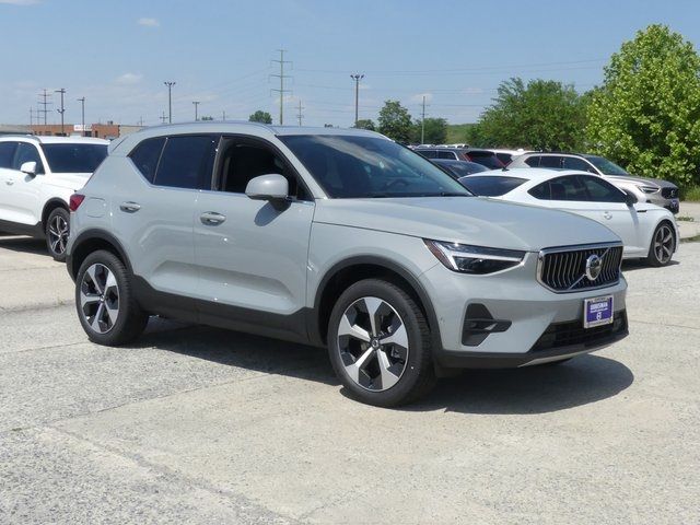 2024 Volvo XC40 Plus Bright Theme