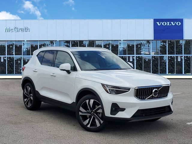 2024 Volvo XC40 Plus Bright Theme