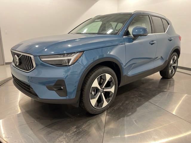 2024 Volvo XC40 Plus Bright Theme