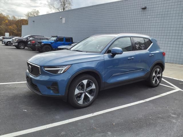 2024 Volvo XC40 Plus Bright Theme