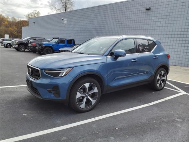 2024 Volvo XC40 Plus Bright Theme