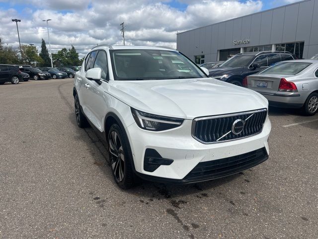 2024 Volvo XC40 Plus Bright Theme