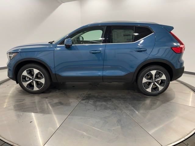 2024 Volvo XC40 Plus Bright Theme