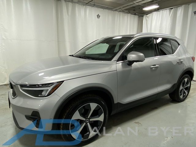 2024 Volvo XC40 Plus Bright Theme