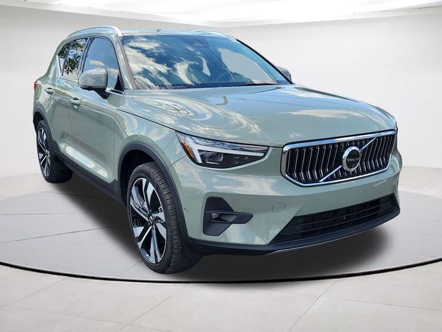 2024 Volvo XC40 Plus Bright Theme