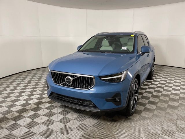 2024 Volvo XC40 Plus Bright Theme