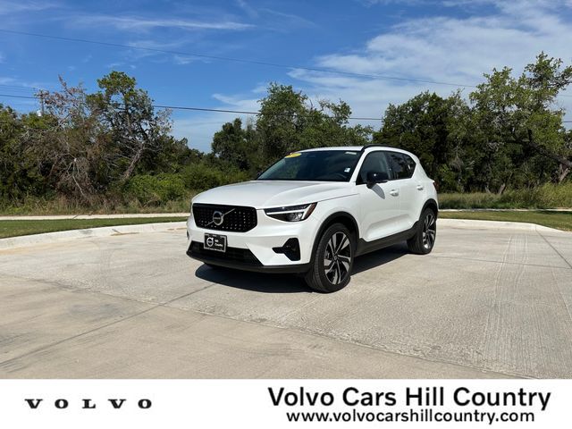 2024 Volvo XC40 Plus Dark Theme