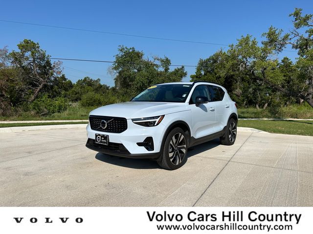 2024 Volvo XC40 Plus Dark Theme