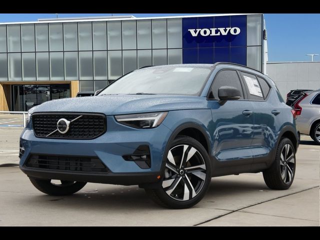 2024 Volvo XC40 Plus Dark Theme