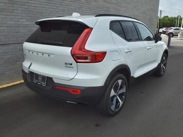 2024 Volvo XC40 Plus Dark Theme