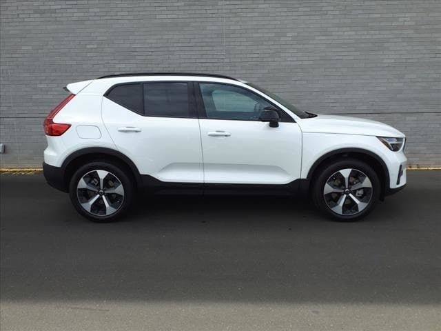 2024 Volvo XC40 Plus Dark Theme