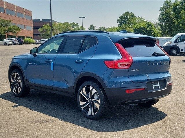 2024 Volvo XC40 Plus Dark Theme