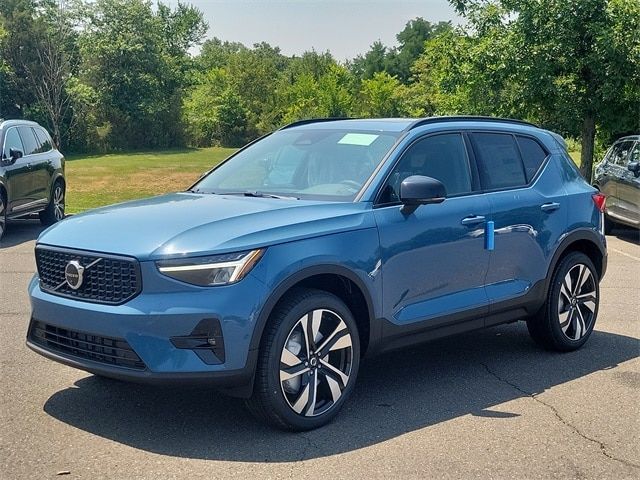 2024 Volvo XC40 Plus Dark Theme