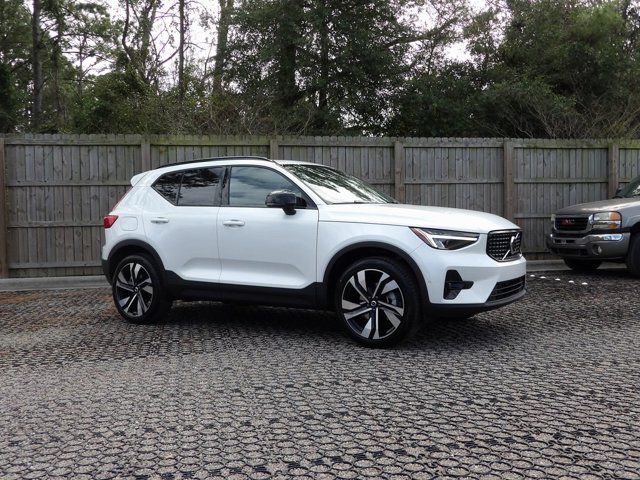 2024 Volvo XC40 Plus Dark Theme