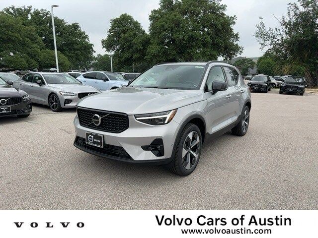 2024 Volvo XC40 Plus Dark Theme