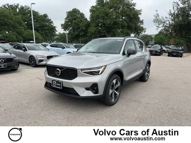 2024 Volvo XC40 Plus Dark Theme