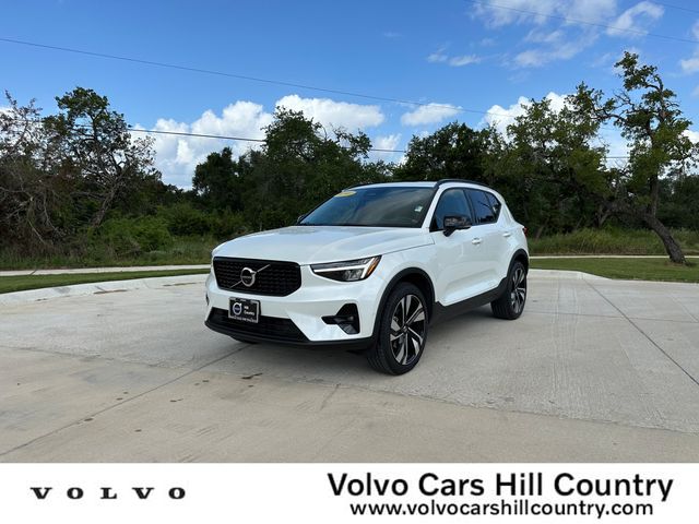 2024 Volvo XC40 Plus Dark Theme