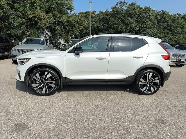 2024 Volvo XC40 Plus Dark Theme