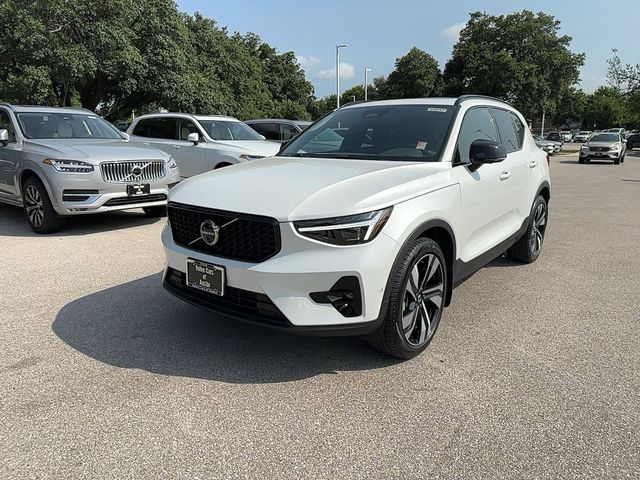 2024 Volvo XC40 Plus Dark Theme