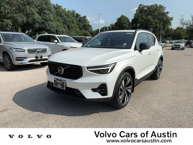 2024 Volvo XC40 Plus Dark Theme