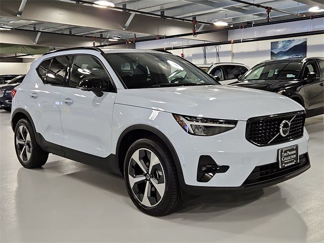 2024 Volvo XC40 Plus Dark Theme