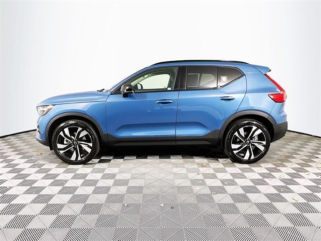 2024 Volvo XC40 Plus Dark Theme