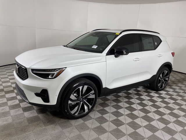 2024 Volvo XC40 Plus Dark Theme