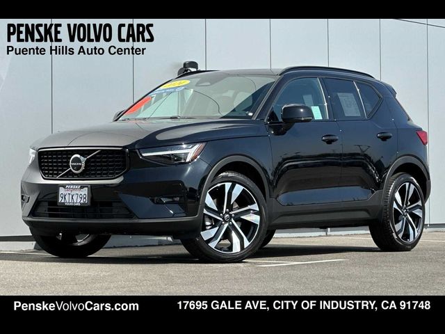 2024 Volvo XC40 Plus Dark Theme