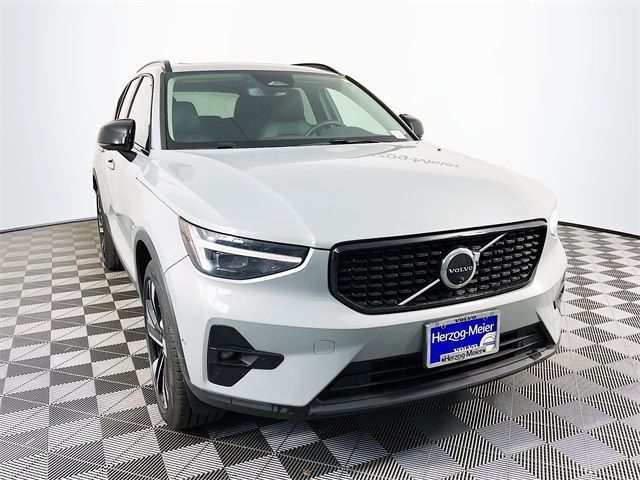 2024 Volvo XC40 Plus Dark Theme