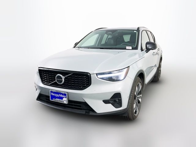 2024 Volvo XC40 Plus Dark Theme
