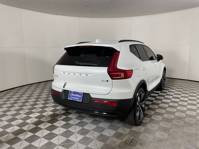 2024 Volvo XC40 Plus Dark Theme