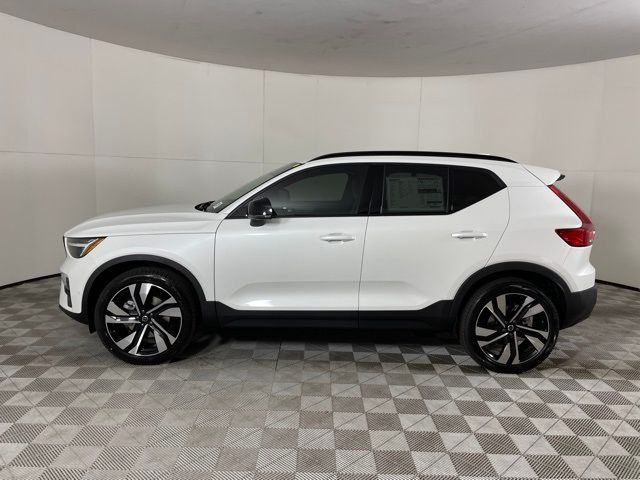 2024 Volvo XC40 Plus Dark Theme