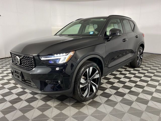 2024 Volvo XC40 Plus Dark Theme