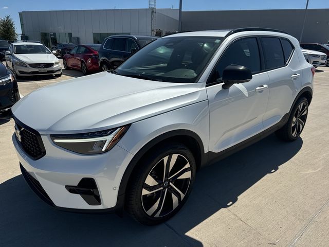 2024 Volvo XC40 Plus Dark Theme