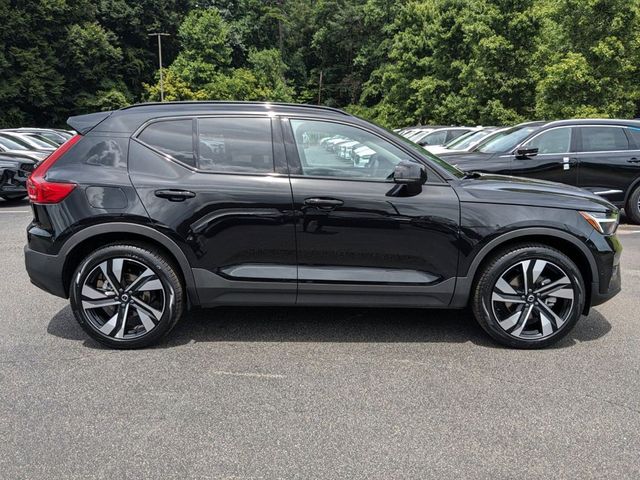 2024 Volvo XC40 Plus Dark Theme